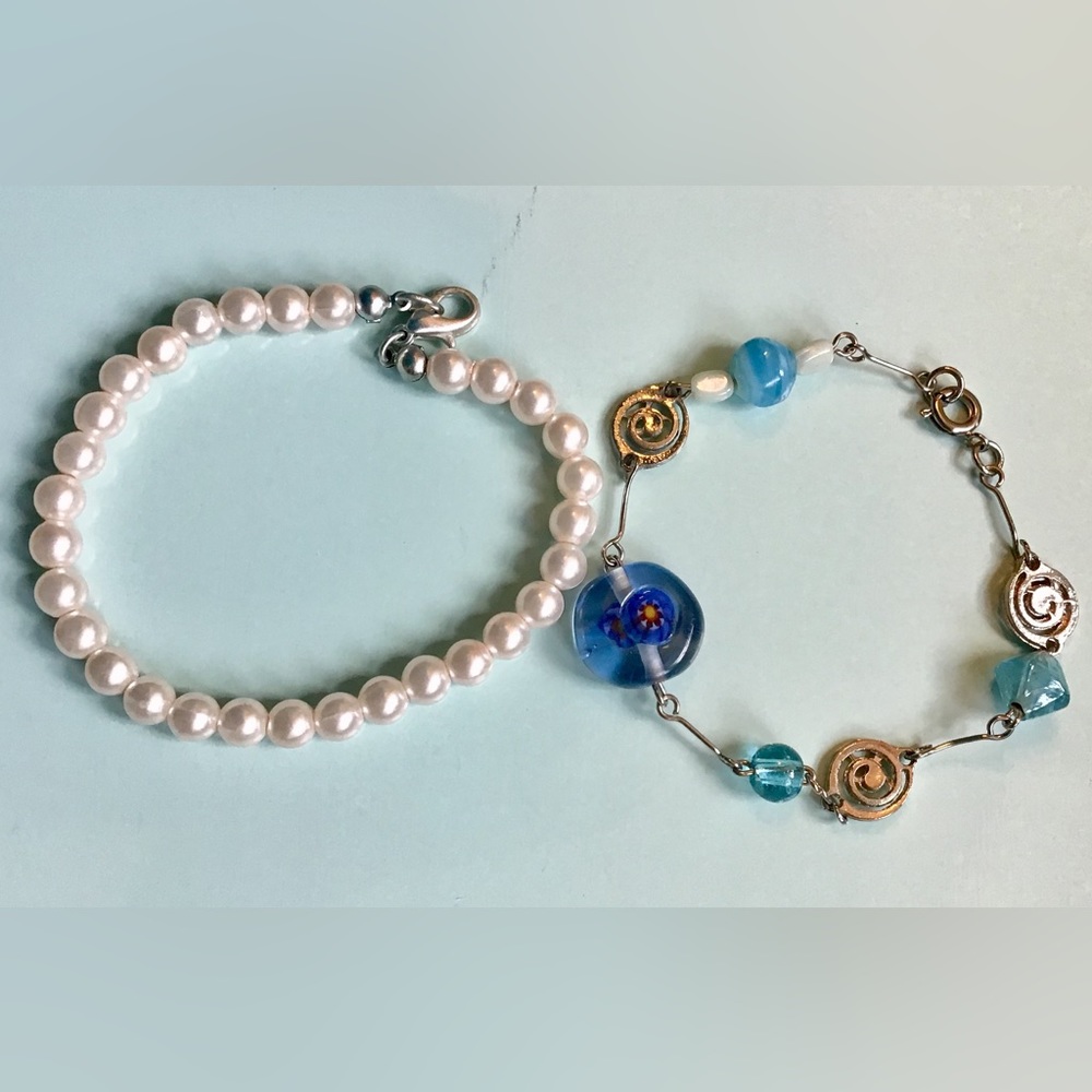 2 bracelets white pearls and blue stones